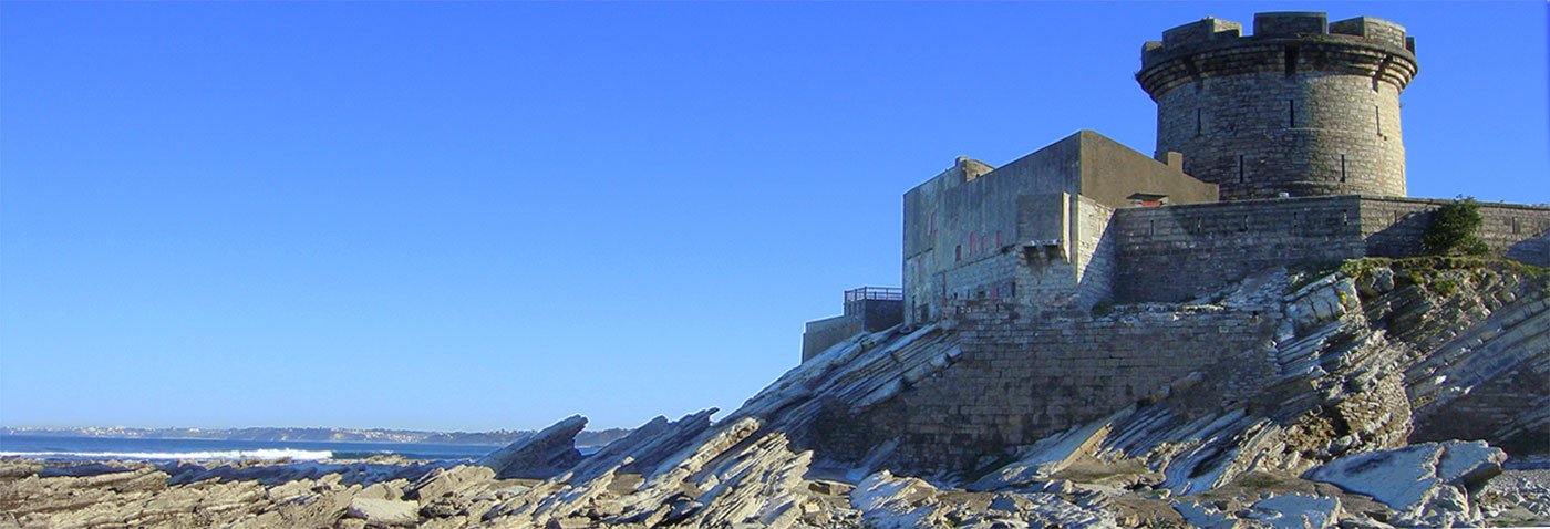 Le fort de Socoa construit sur le Flysch crétacé inférieur - Pyrénées Atlantiques (France). Pratiquement 4 siécles de résistance aux risques naturels !